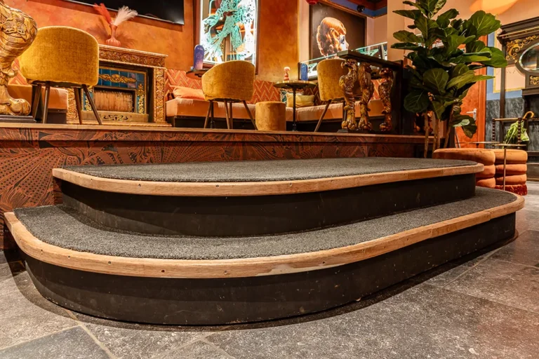 Rond podium met treden in Café de Paris
