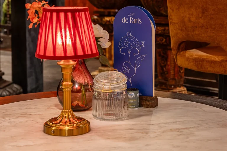 Tafellamp op een tafel in Café de Paris