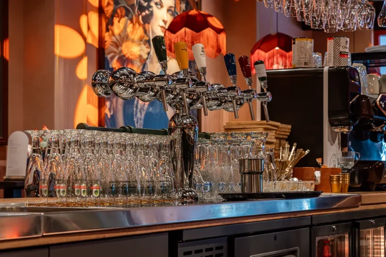 Tap achter de bar in Café de Paris
