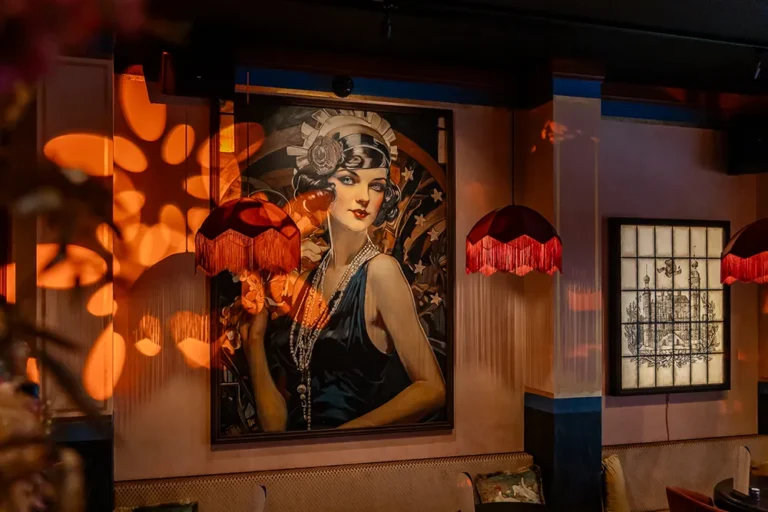 Wandschildering in het interieur van Café de Paris
