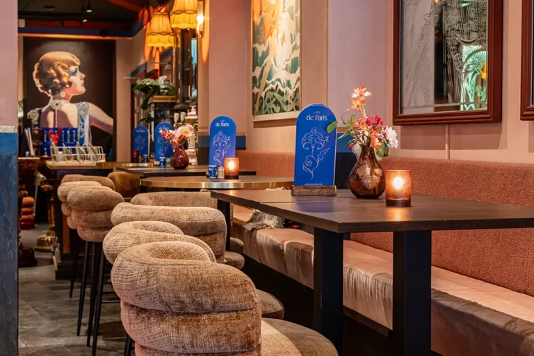 Zitbank met tafels in Café de Paris