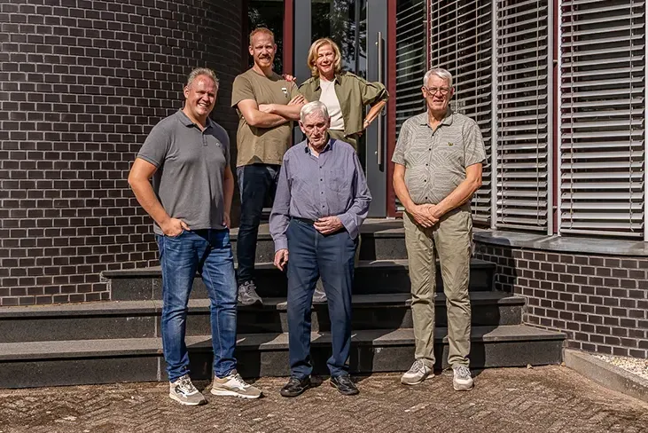 brunken-timmerwerken-groepsfoto-voor-bedrijfspand-3 Drie generaties Brünken Timmerwerken voor het bedrijfspand in Venlo