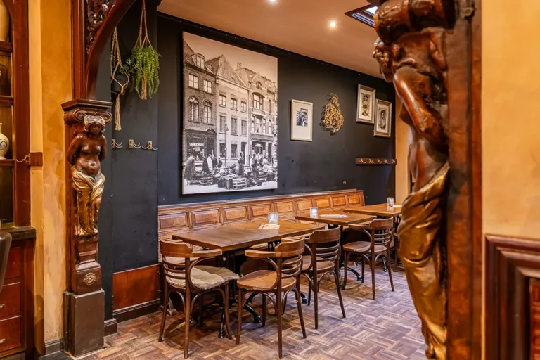 Horeca-interieur met houten beelden en tafels
