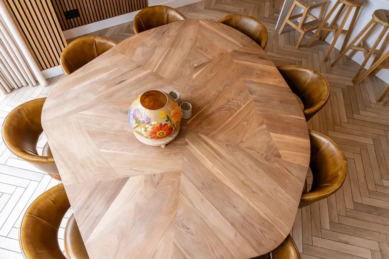 Houten eettafel van bovenaf