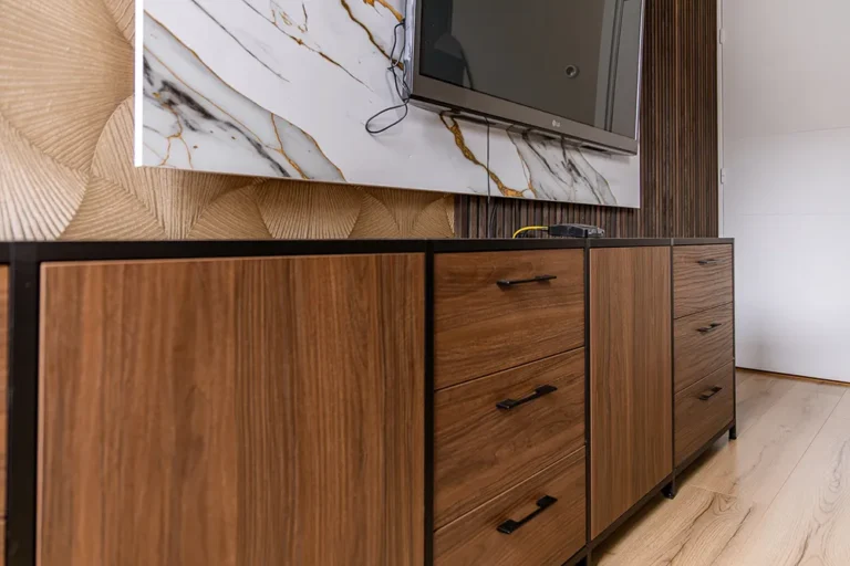 Detail van een houten tv-meubel met lades
