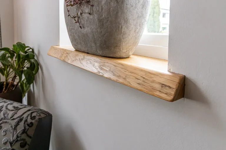 Houten vensterbank van boomstam
