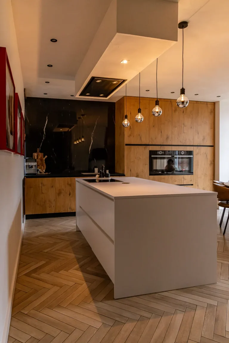 Keuken met kookeiland en eikenhouten kasten