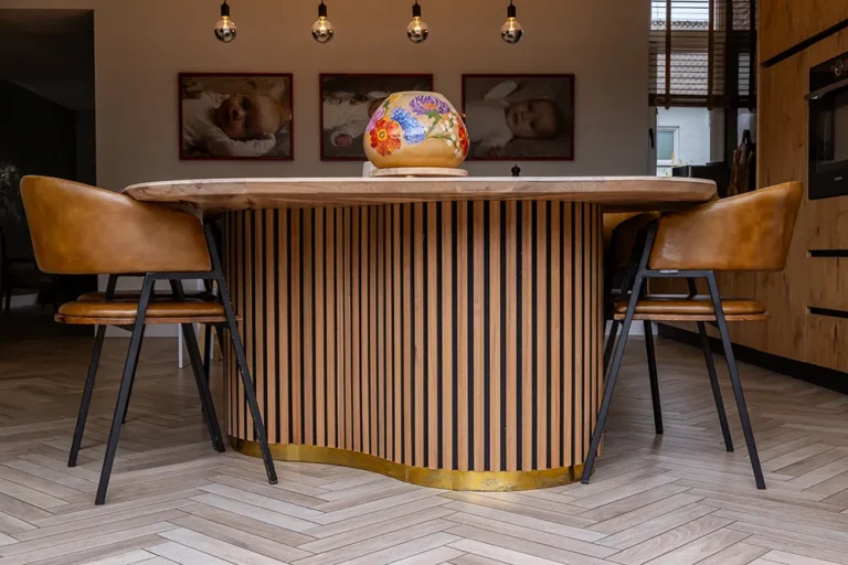 Maatwerk ovale eettafel in een woonkamer