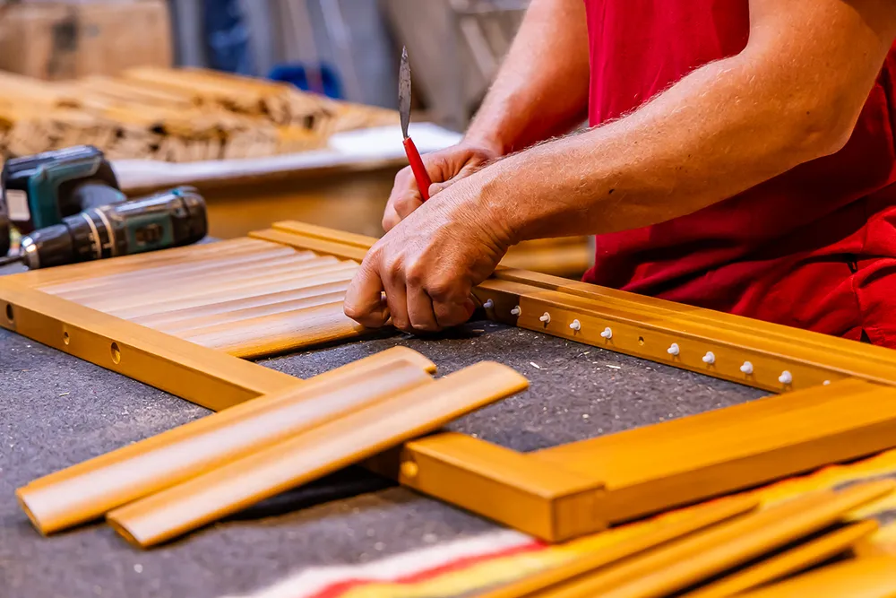 Timmerman kit een houten raamkozijn af