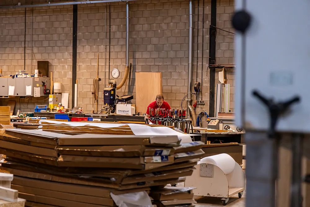 Werkplaats van Brünken Timmerwerken met houten kozijnen in productie