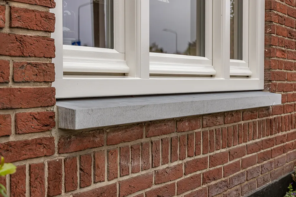 Nieuw wit houten raamkozijn met vensterbank, geplaatst door Brünken Timmerwerken